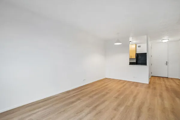 $2,000 | 4343 North Clarendon Avenue, Unit 911, Chicago, IL 60613