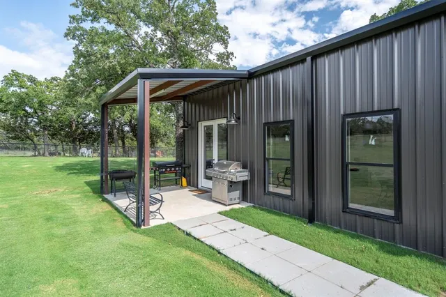 a view of a house with backyard and porch