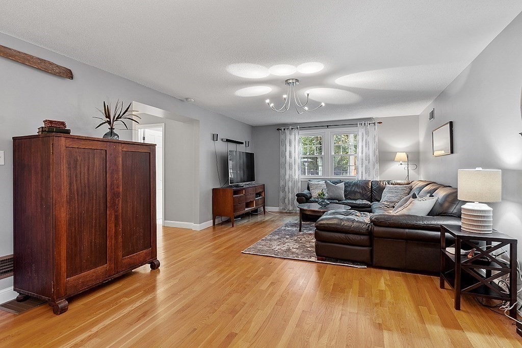 16 Exeter Way Andover, MA 01810 - Photo 7 of 42 Gallery Image 7