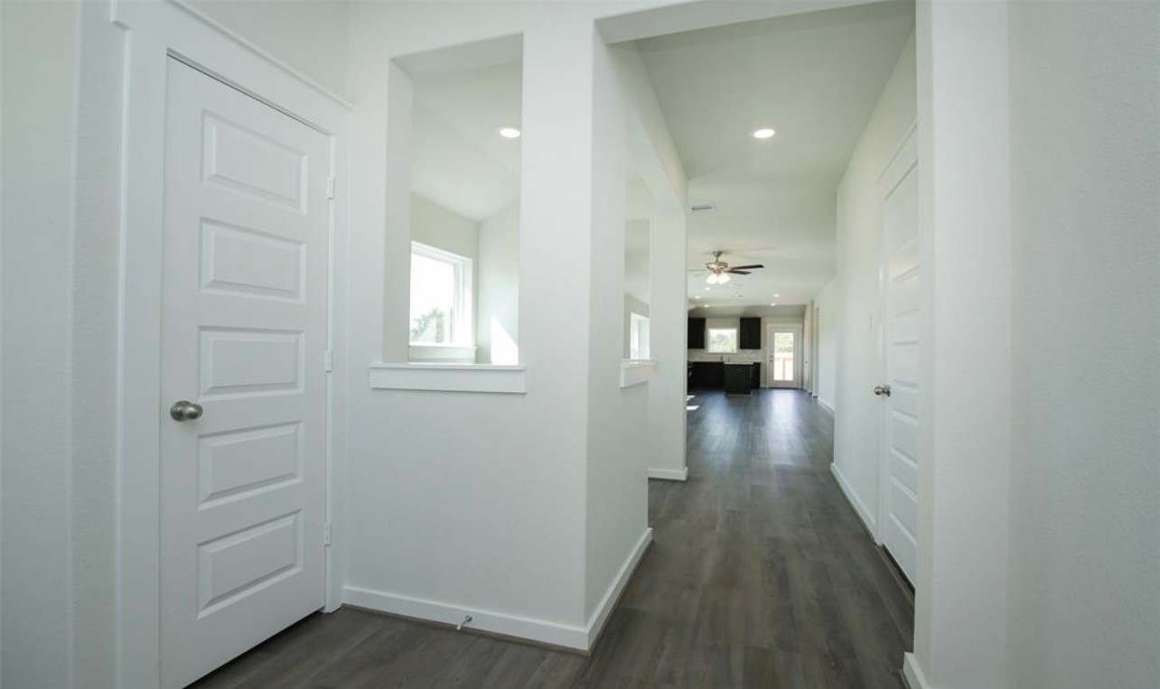 211 Lisa Marie Drive Angleton, TX 77515 - Photo 3 of 20 Gallery Image 3