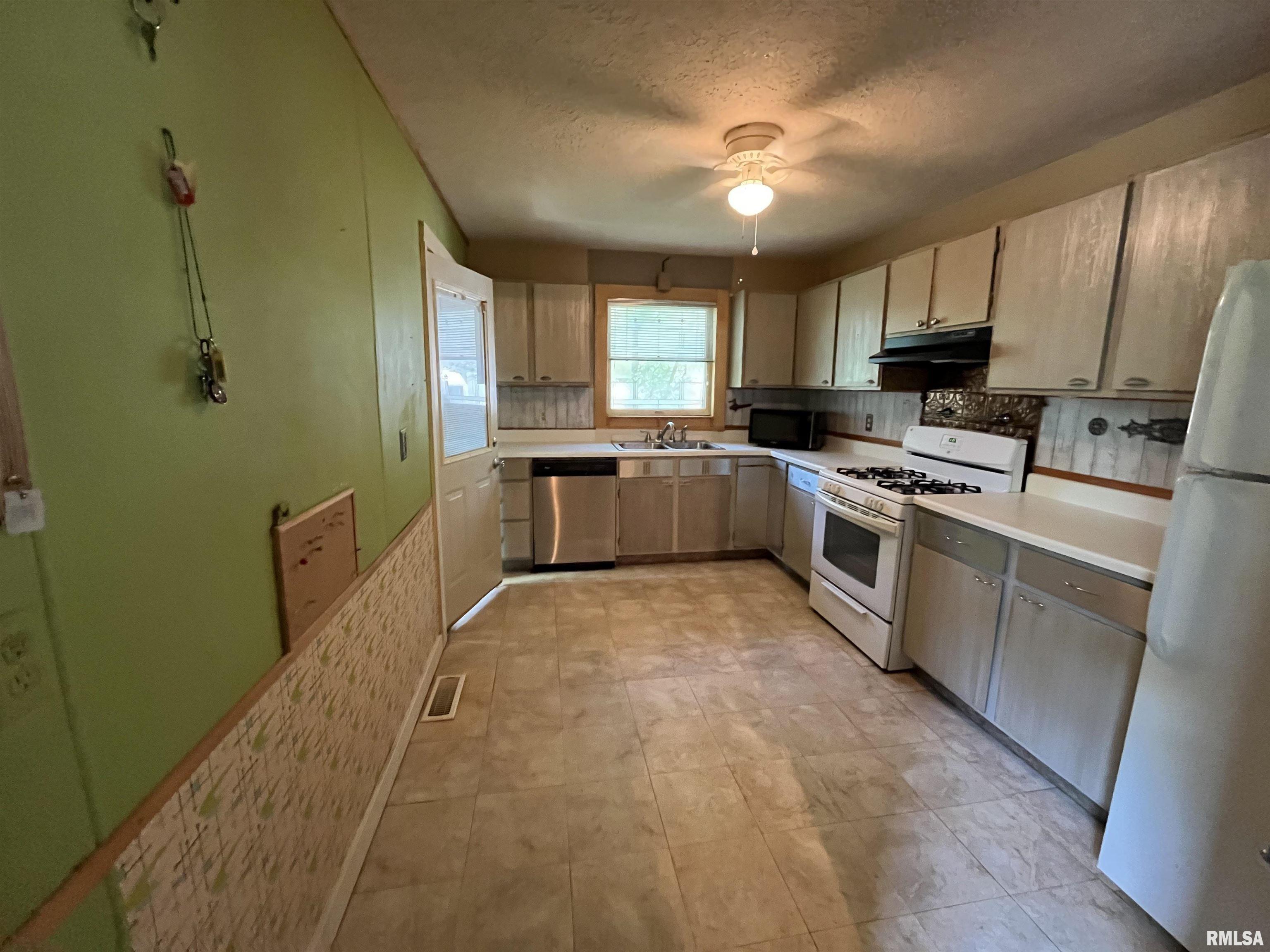 1251 Ledlie Avenue Springfield, IL 62702 - Photo 11 of 16 Gallery Image 11