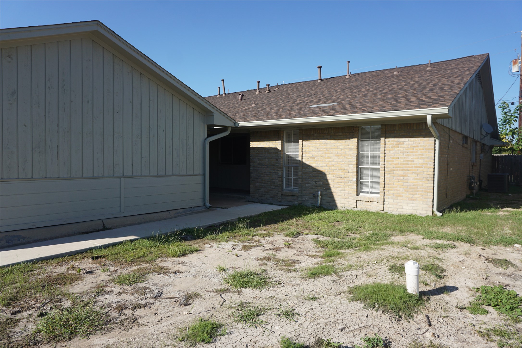 1913 Normal Park Drive, Unit B Huntsville, TX 77340 - Photo 4 of 29 a backyard of a house
