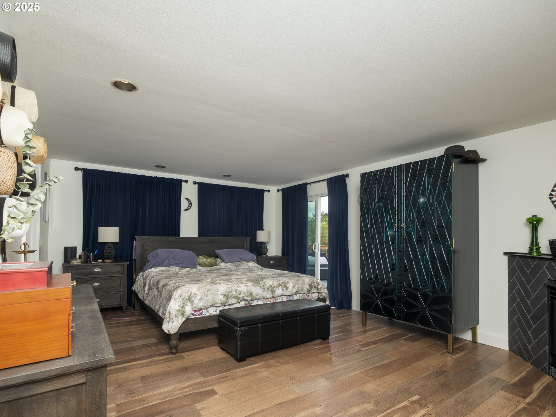 33340 Sunset Beach Road Warrenton, OR 97146 - Photo 21 of 48 a bedroom with a bed and a night stand