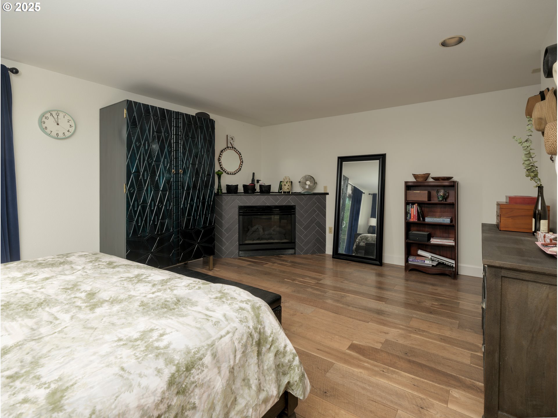 33340 Sunset Beach Road Warrenton, OR 97146 - Photo 22 of 48 a bedroom with a bed and a television