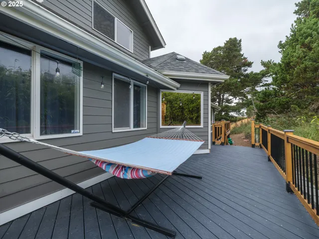 a view of a house with backyard and porch