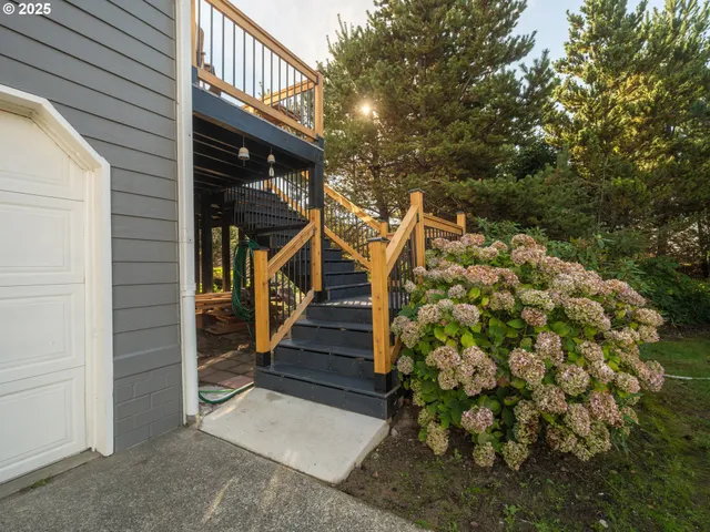 a view of entryway with a front door