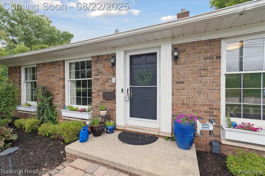 23965 Farmington Road Farmington, MI 48336 - Photo 8 of 52 Gallery Image 8