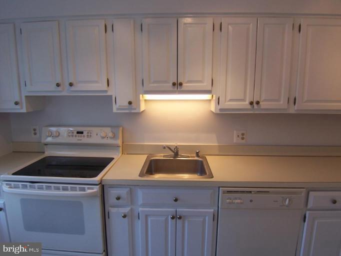 2220 Washington Avenue, Unit W302 Silver Spring, MD 20910 - Photo 5 of 12 Kitchen