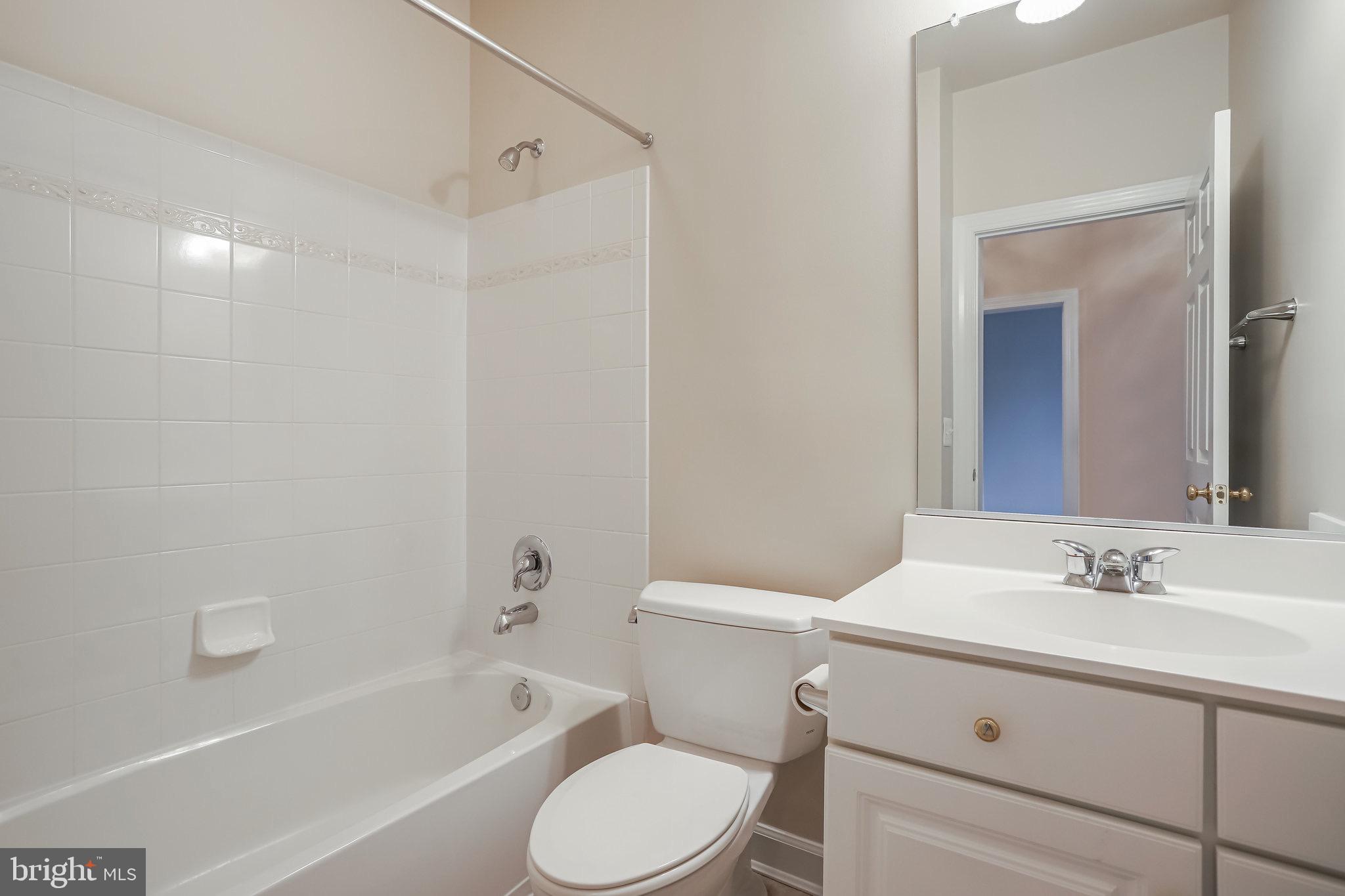 18546 Perdido Bay Terrace Leesburg, VA 20176 - Photo 30 of 57 Guest Bath