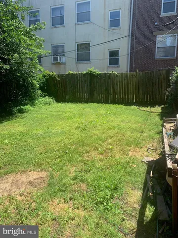 a view of a back yard