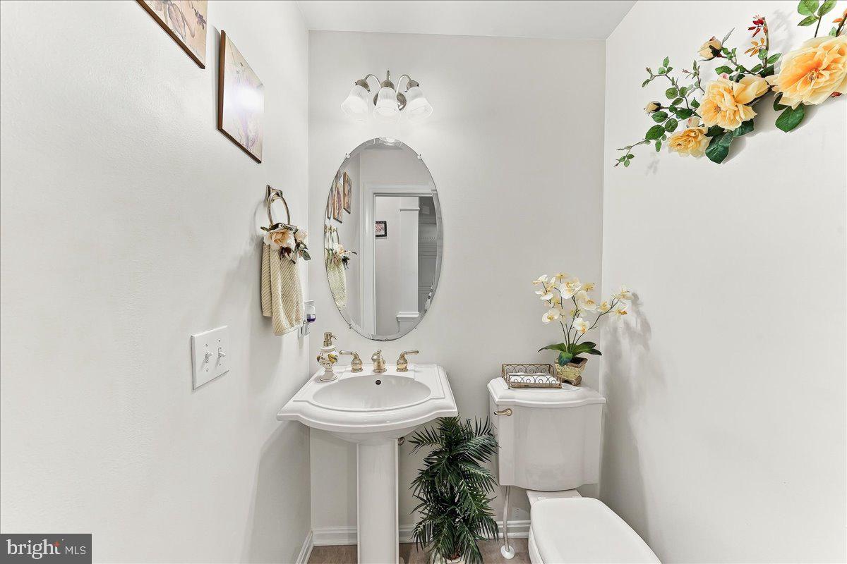 8 Ridings Way West Chester, PA 19382 - Photo 23 of 46 1st Floor Powder Room