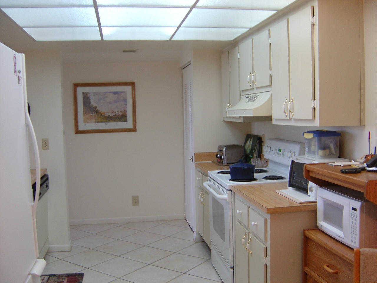 2255 Lindell Boulevard, Unit 4502 Delray Beach, FL 33444 - Photo 2 of 17 kitchen