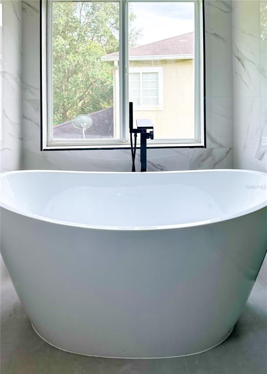 7322 Bridgeview Drive Wesley Chapel, FL 33545 - Photo 37 of 75 a close up of a bathtub in a window