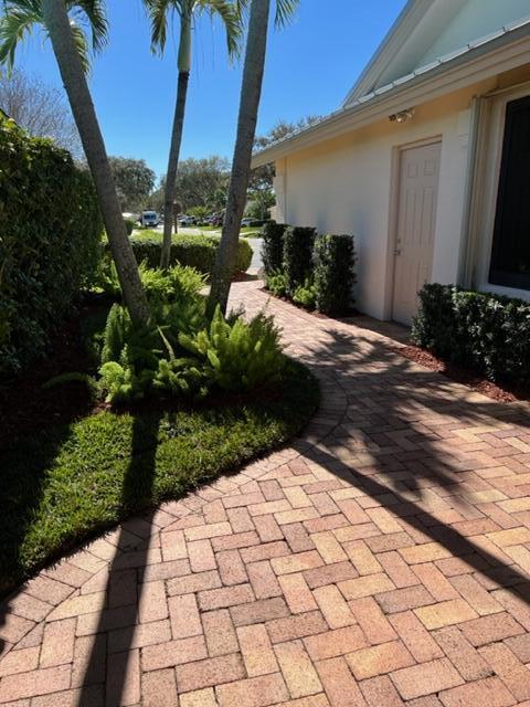 400 River Edge Road Jupiter, FL 33477 - Photo 18 of 19 a view of a backyard of the house