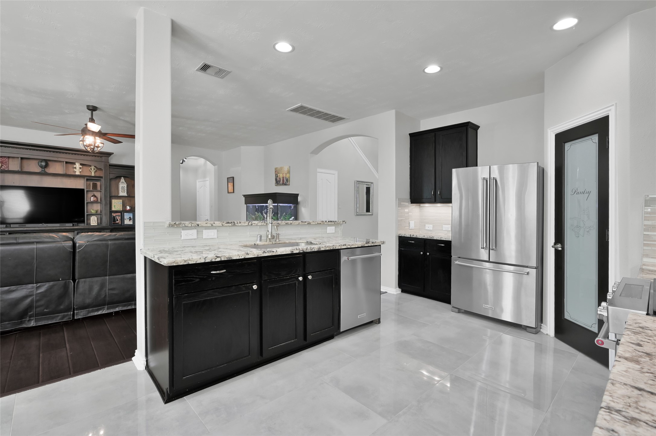 81 Palos Verde Conroe, TX 77304 - Photo 7 of 50