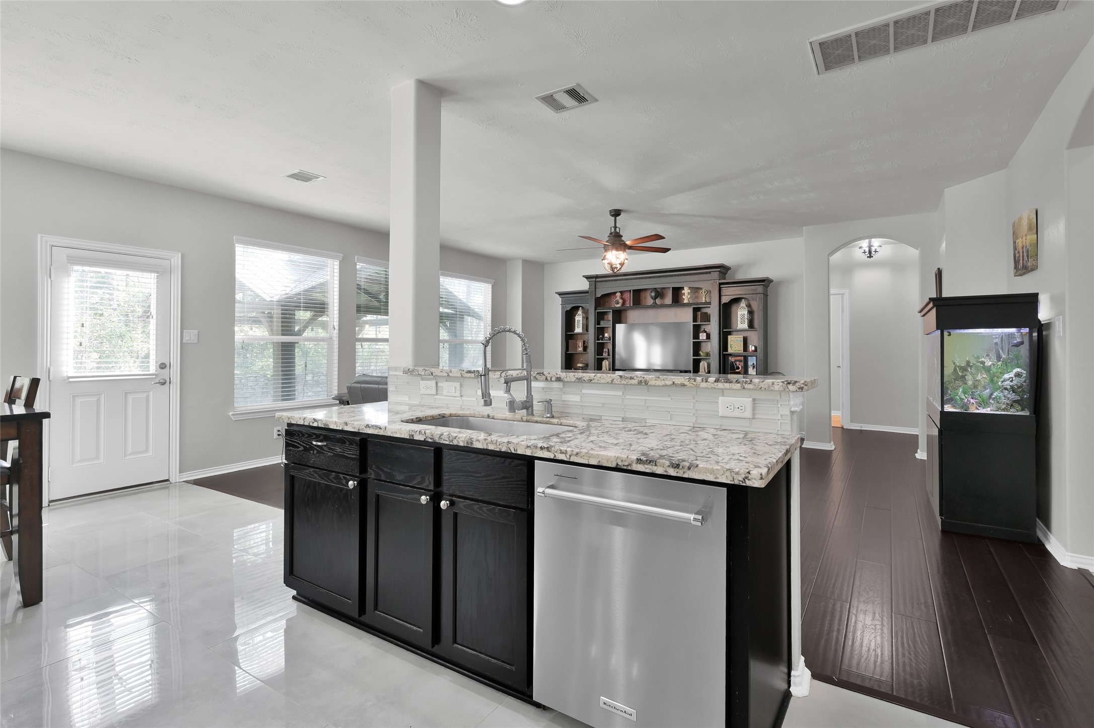 81 Palos Verde Conroe, TX 77304 - Photo 8 of 50