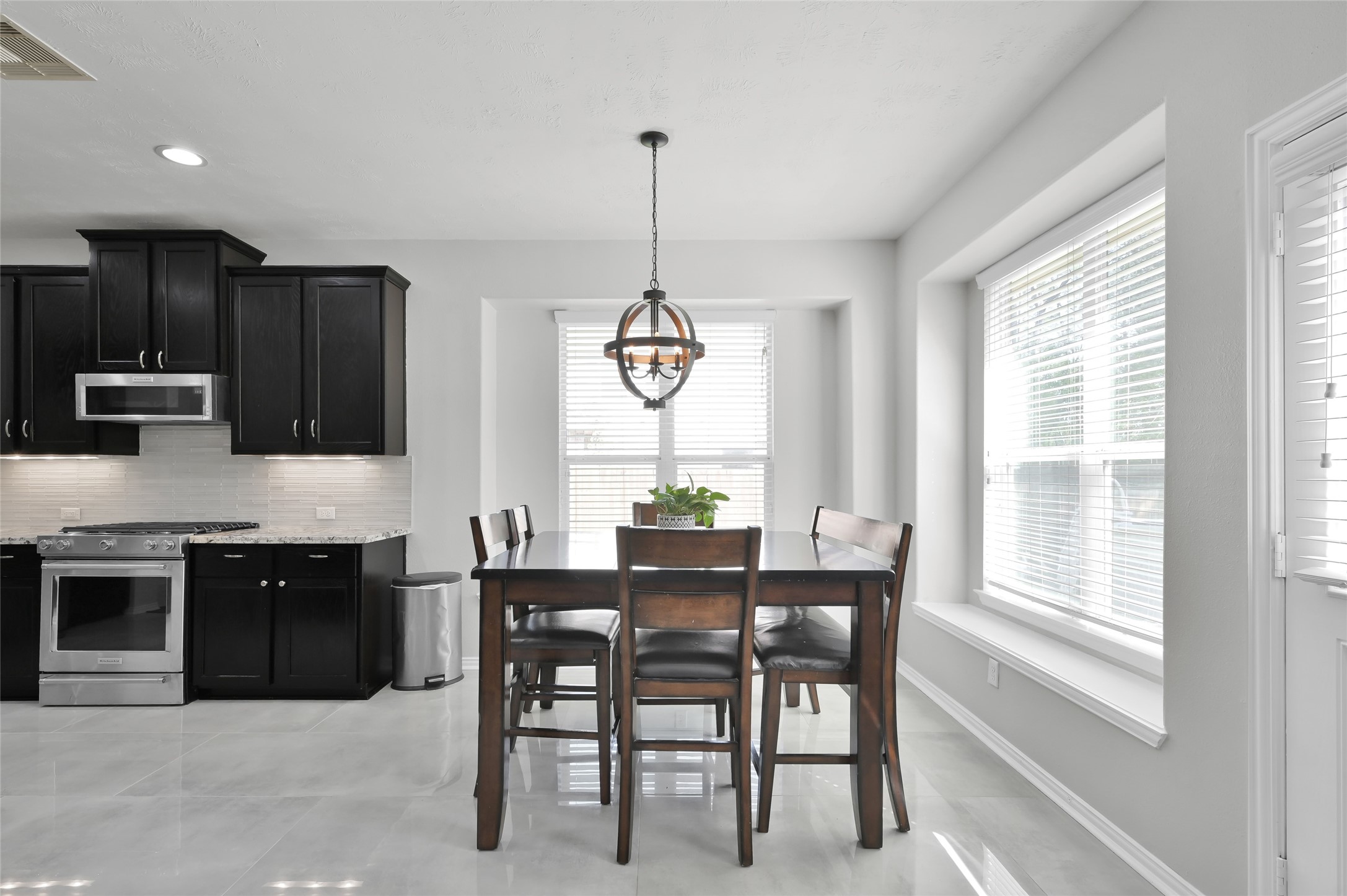 81 Palos Verde Conroe, TX 77304 - Photo 10 of 50