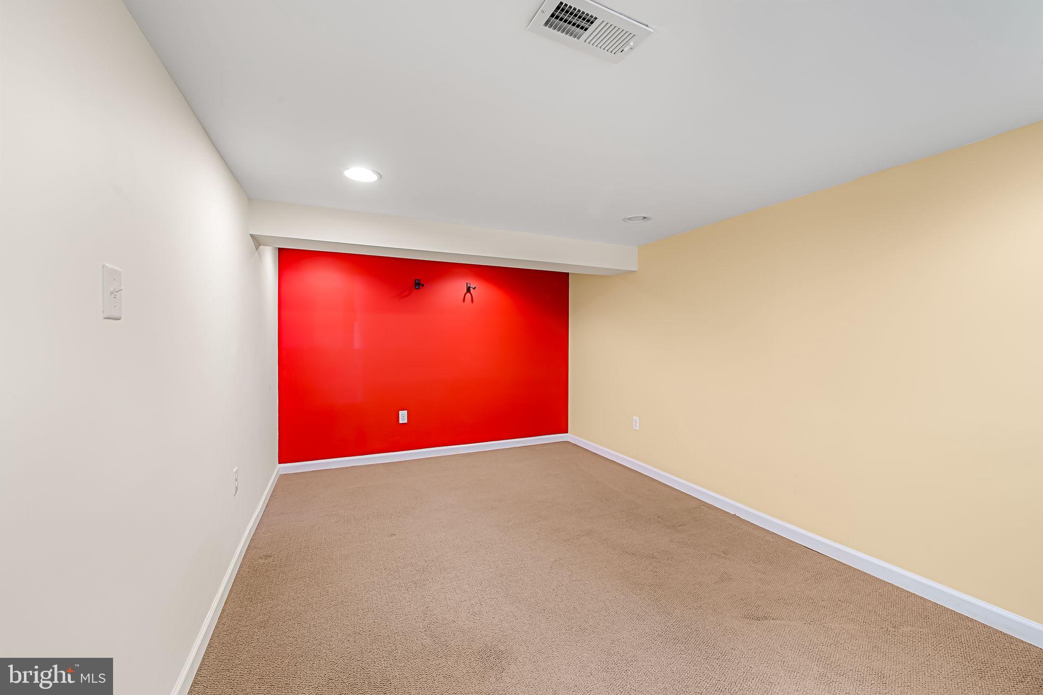 526 Dunkirk Road Baltimore, MD 21212 - Photo 36 of 44 an empty room with a empty space and a window