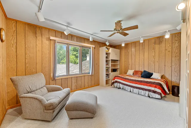a en suite bathroom with a double vanity sink and a mirror