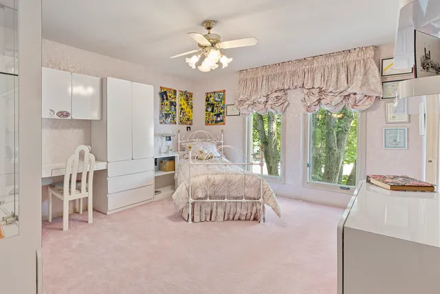 a view of livingroom with furniture