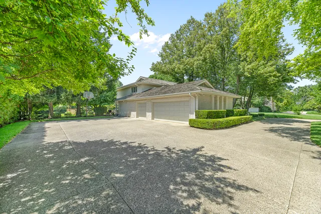 a picture of a small white building