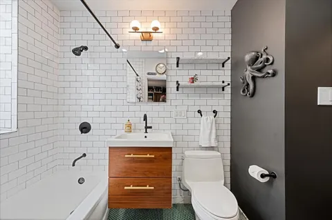 $335,000 | 1629 West Fargo Avenue, Unit 3E, Chicago, IL 60626