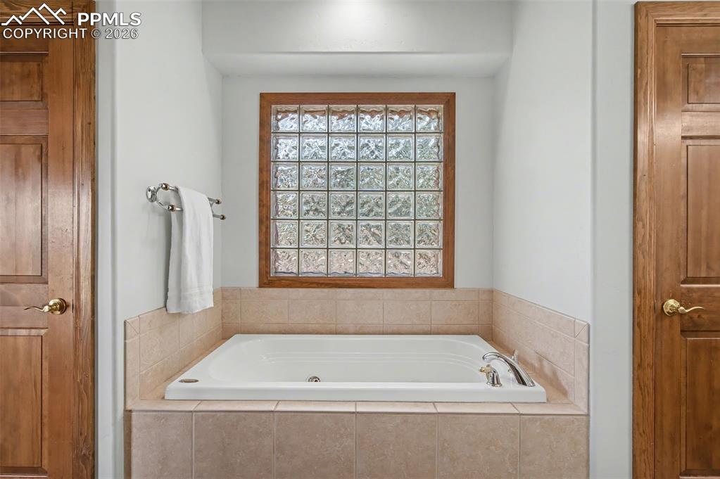 4215 Star Ranch Road Colorado Springs, CO 80906 - Photo 27 of 44 a bath tub sitting next to a window