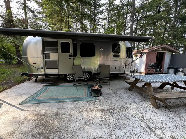 a view of a back yard of the house
