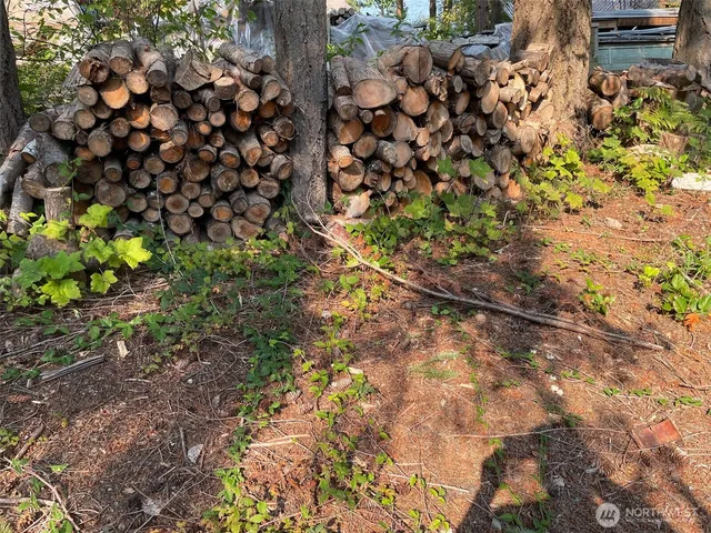 a black and white photo of a living room