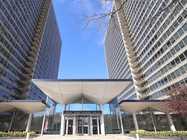 $1,700 | 3550 North Lake Shore Drive, Unit 1011, Chicago, IL 60657