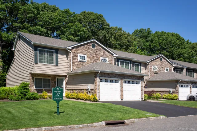$3,360 | 5000 Townehouse Drive, Unit 3202, Coram, NY 11727