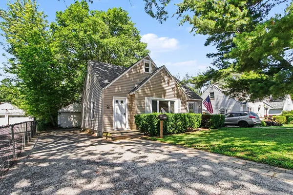 $179,900 | 1424 Pine Grove Avenue, Round Lake Beach, IL 60073