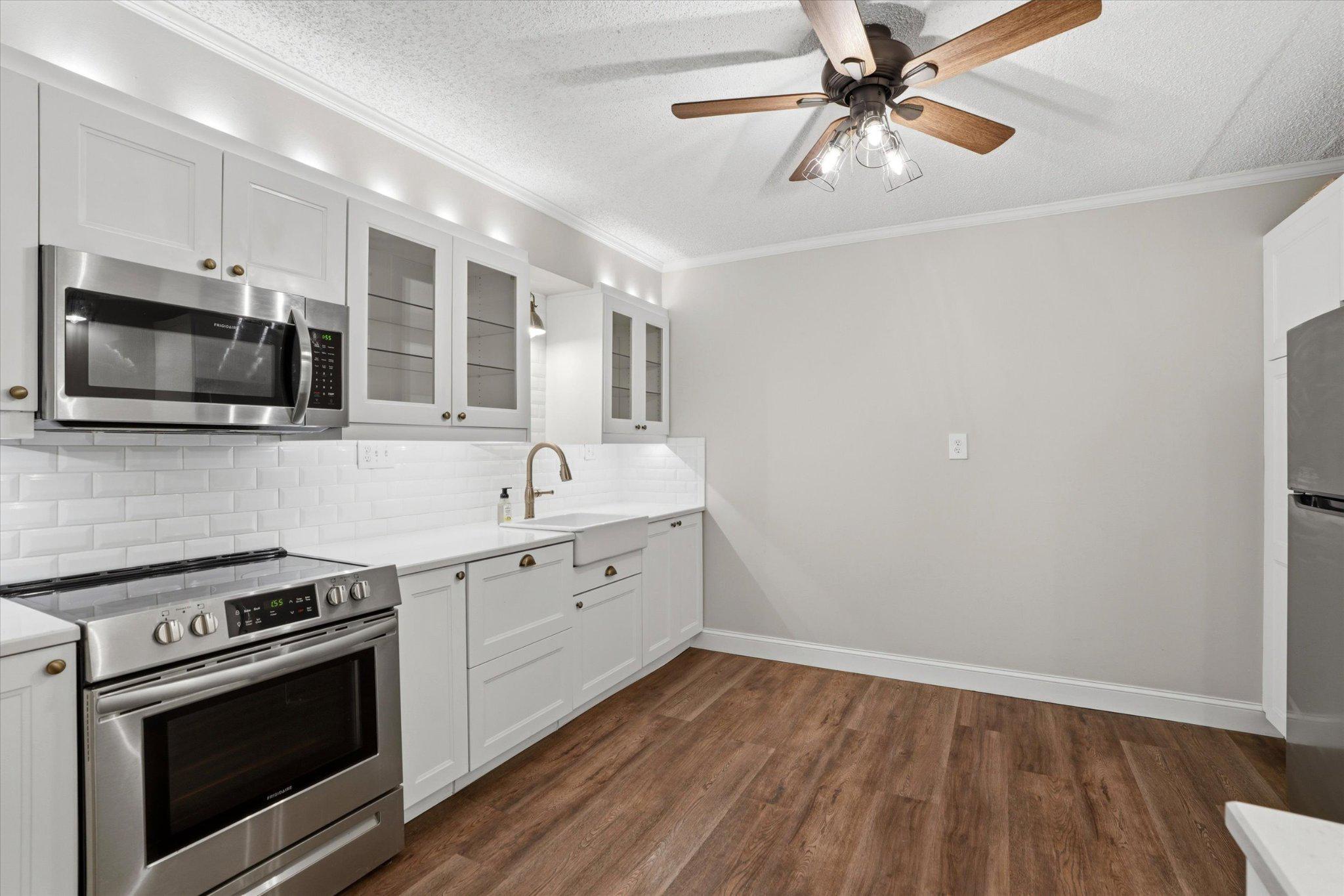 400 Glendale Road, Unit E34 Havertown, PA 19083 - Photo 11 of 31 Updated eat-in kitchen