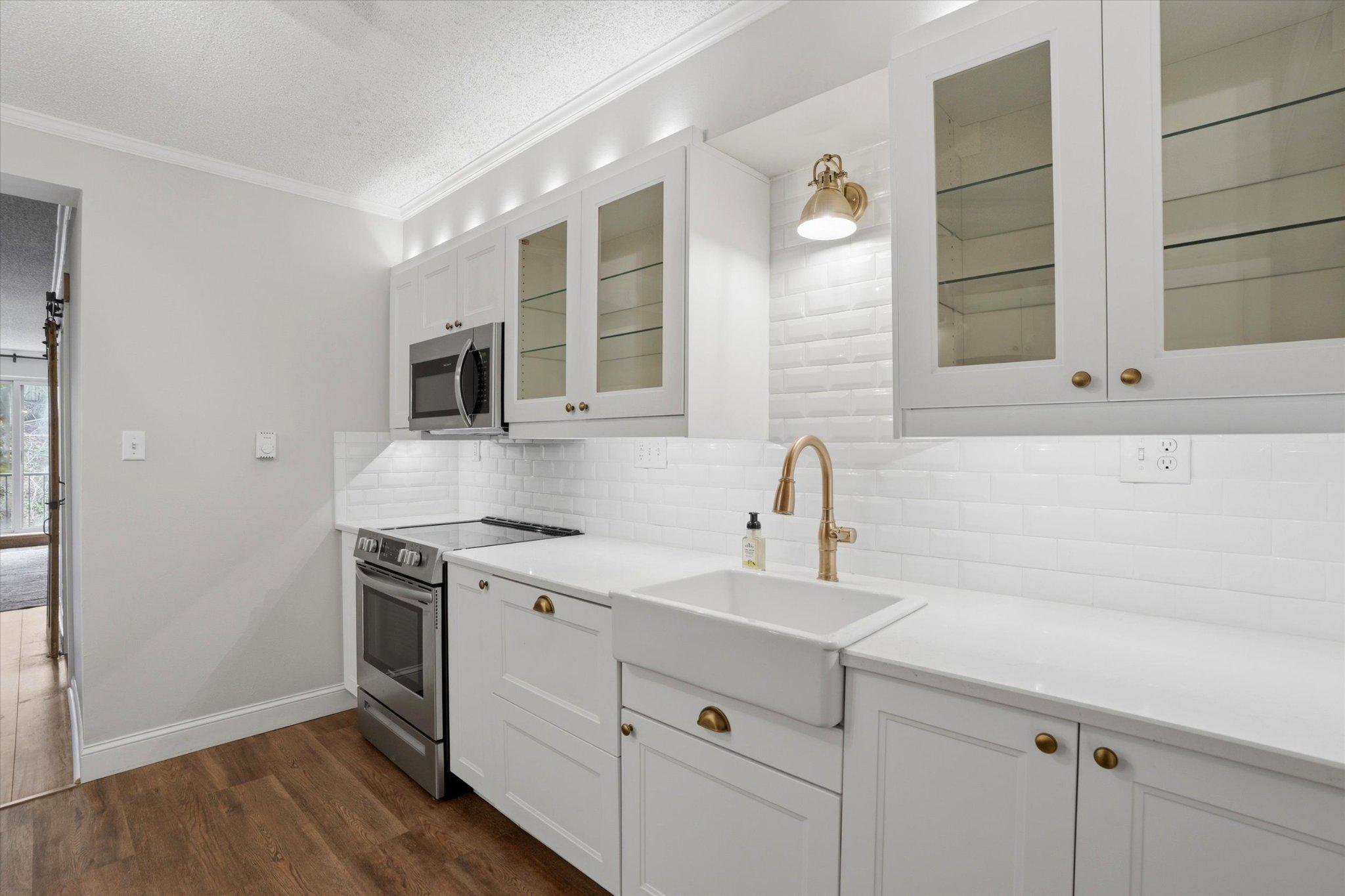 400 Glendale Road, Unit E34 Havertown, PA 19083 - Photo 13 of 31 Updated eat-in kitchen with modern finishes