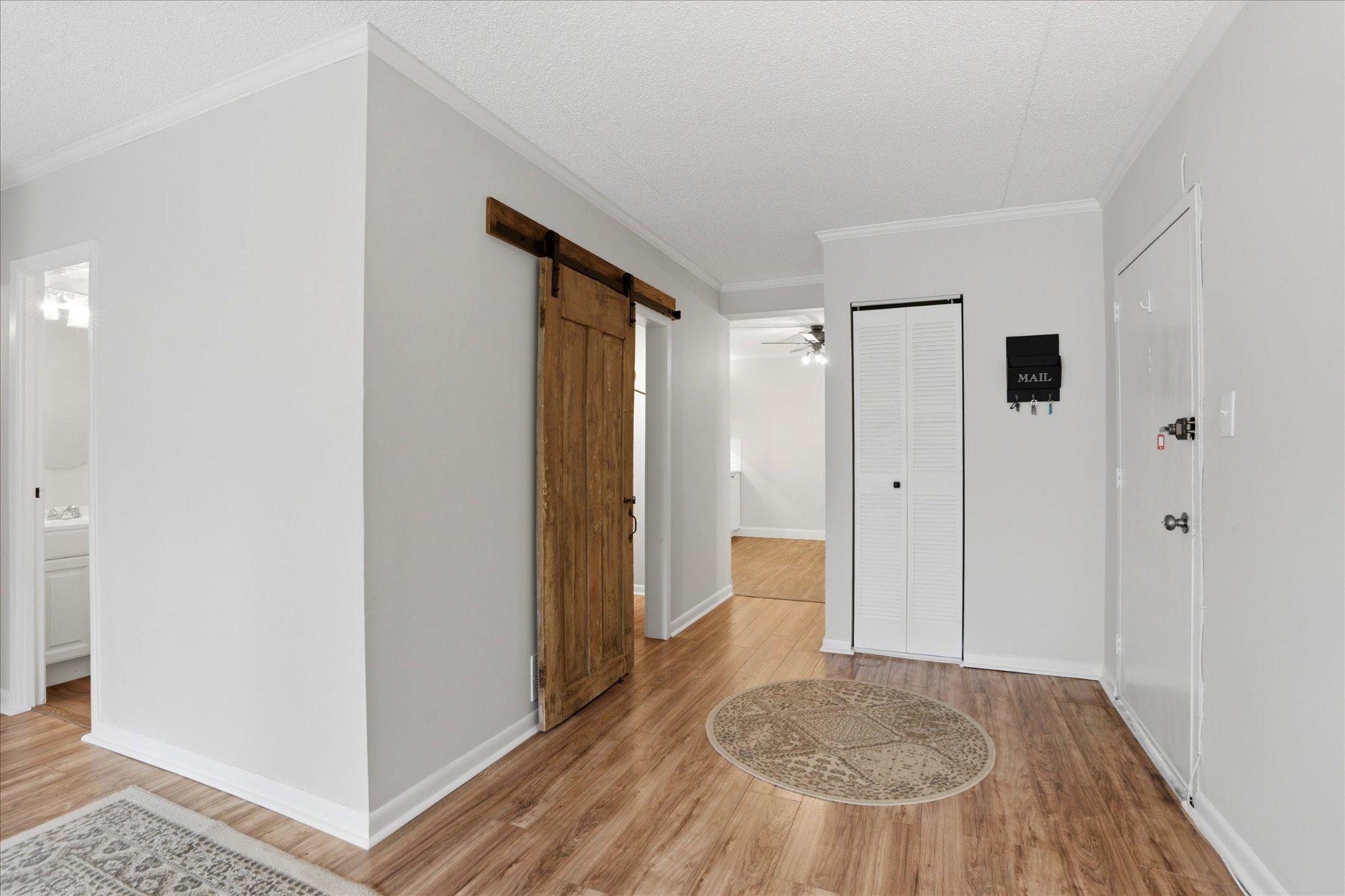 400 Glendale Road, Unit E34 Havertown, PA 19083 - Photo 5 of 31 Entryway with rustic flair.