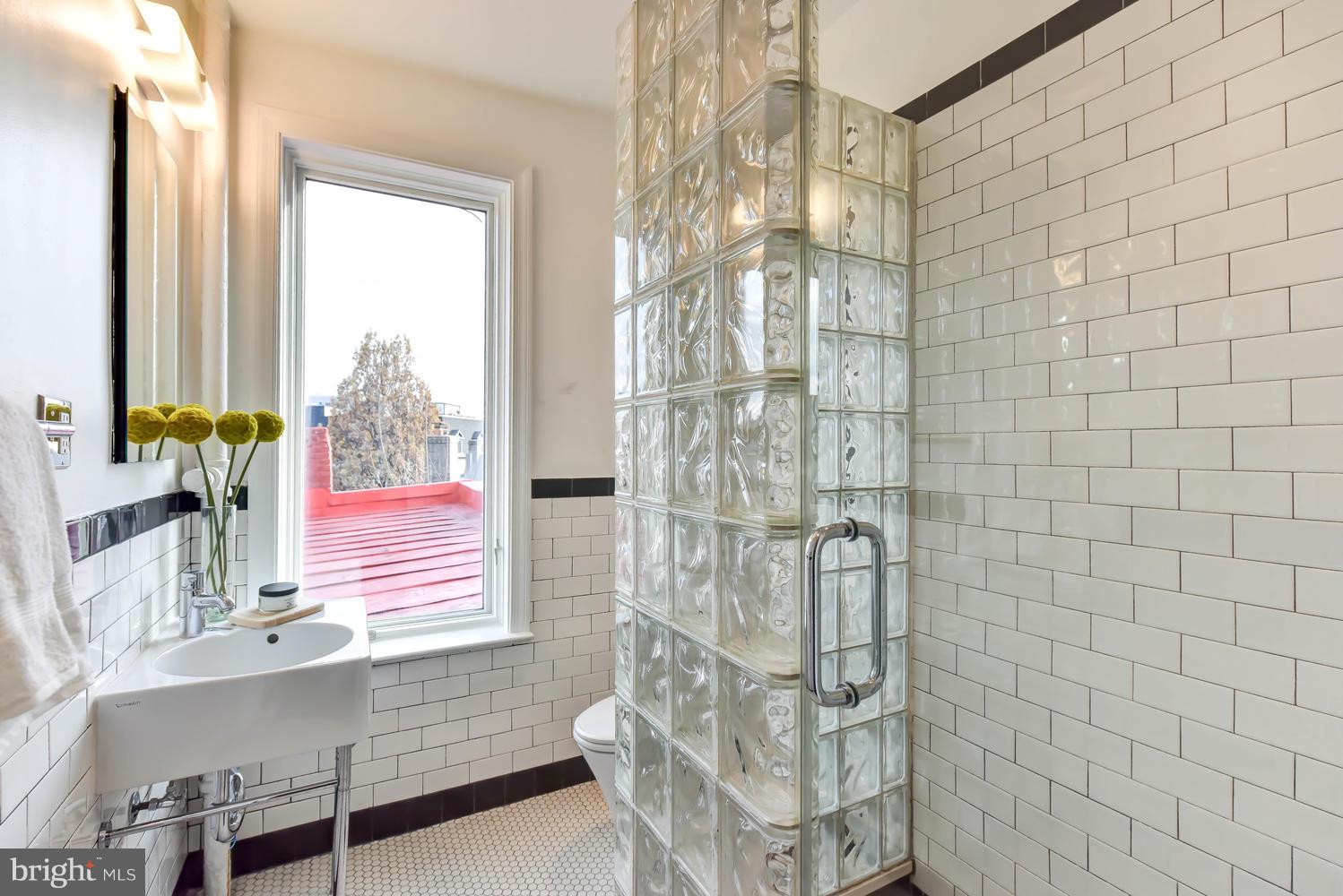 1504 Columbia Road Northwest Washington, DC 20009 - Photo 20 of 32 Bathroom