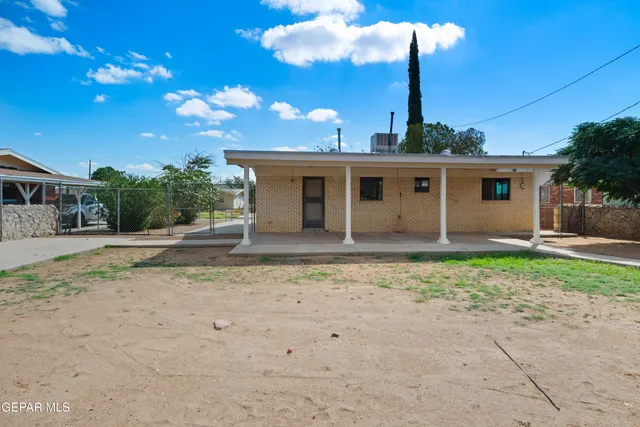 a view of a house with a backyard