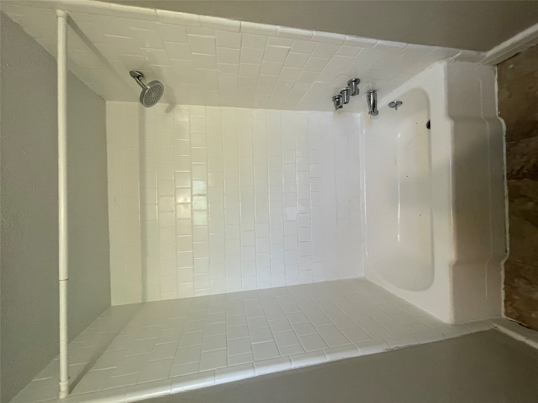 3304 Red River Street, Unit 102 Austin, TX 78705 - Photo 8 of 15 a bathroom with a bathtub