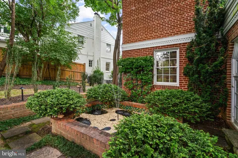 a view of a house with backyard and garden