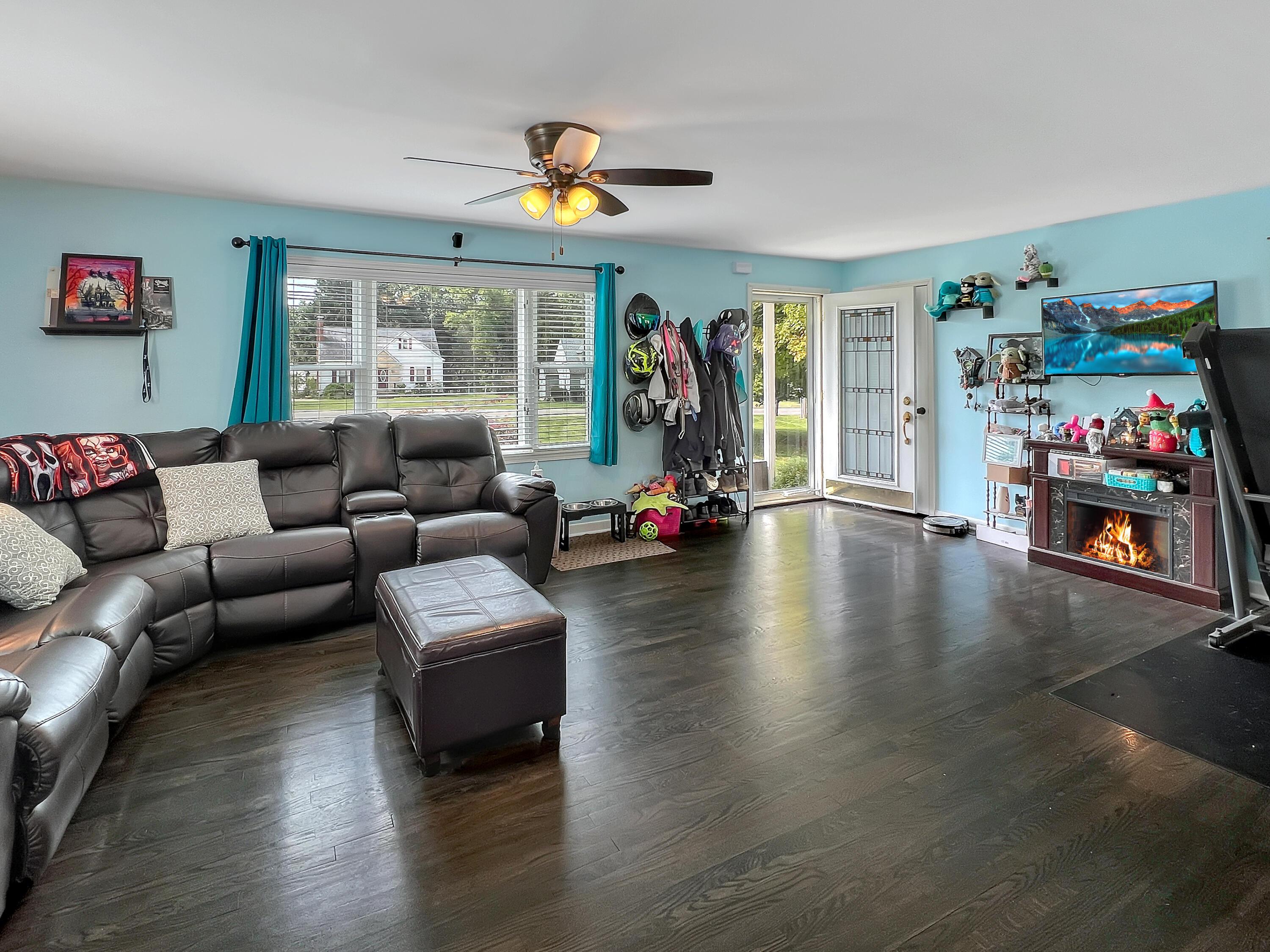 1796 Baltimore Road Northwest Lancaster, OH 43130 - Photo 3 of 27 Living room 4