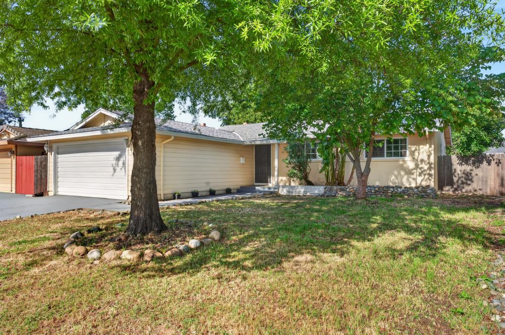 10653 Campana Way Rancho Cordova, CA 95670 - Photo 2 of 49 a front view of house with yard