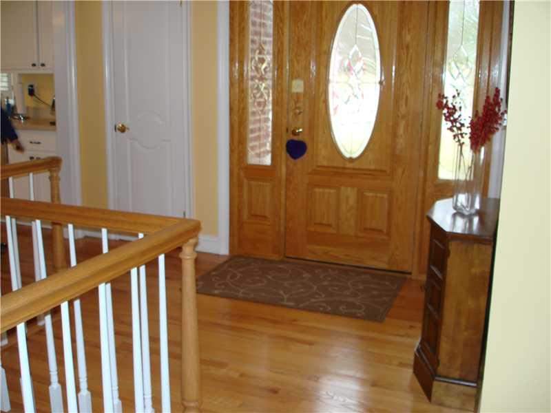 224 Sunridge Road Pittsburgh, PA 15238 - Photo 2 of 8 Entry/Foyer.