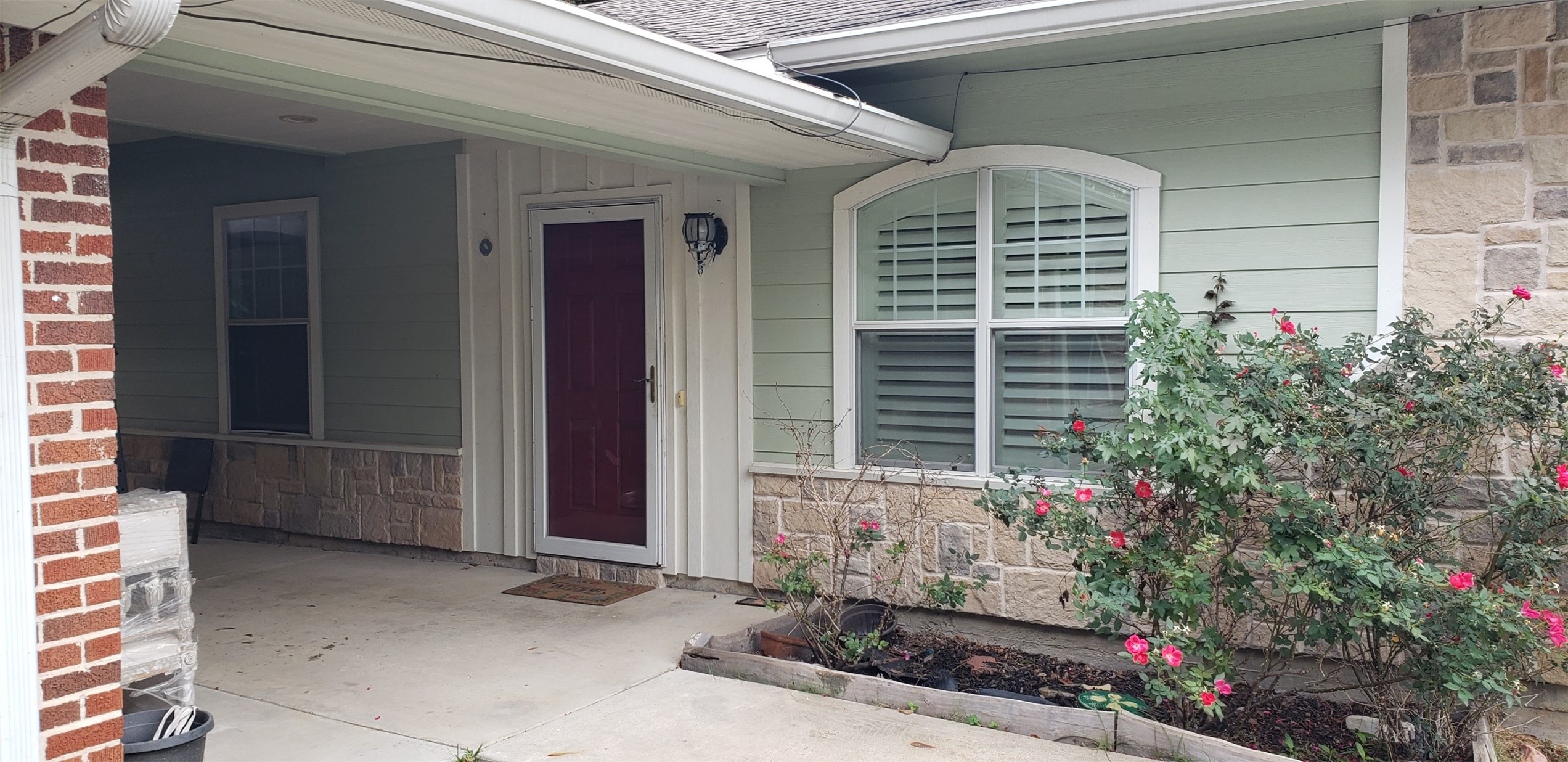 10702 Crosby Lynchburg Road Highlands, TX 77562 - Photo 11 of 18 a front view of a house