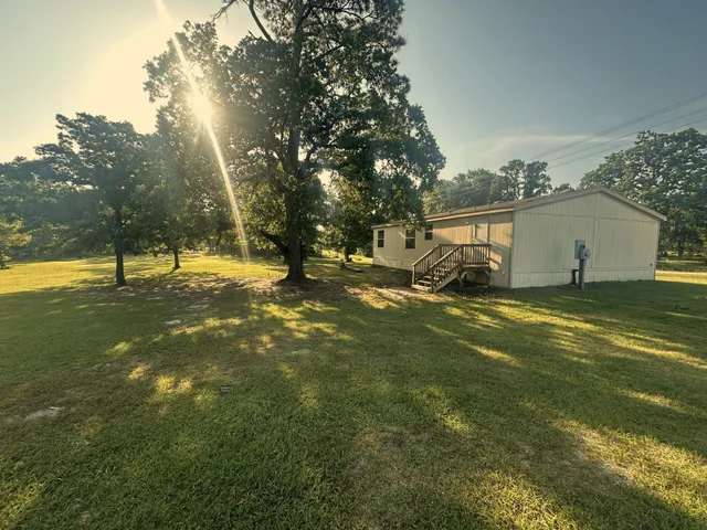 a view of a yard with a house