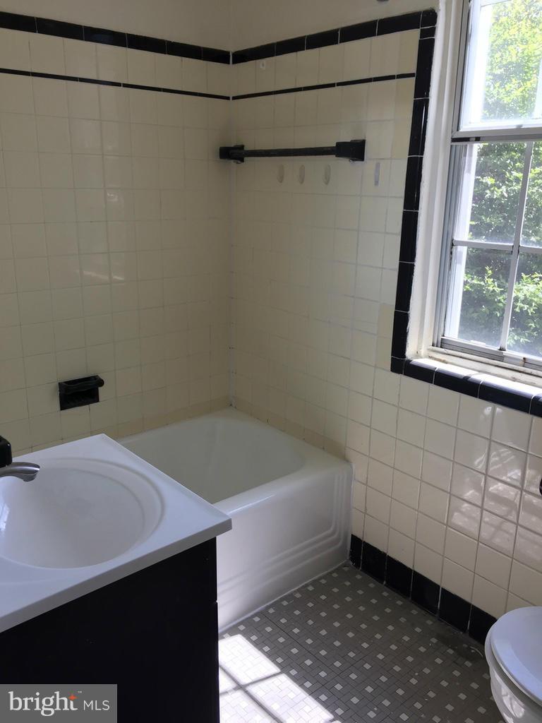 11 West Glebe Road, Unit A Alexandria, VA 22305 - Photo 3 of 10 Bath
