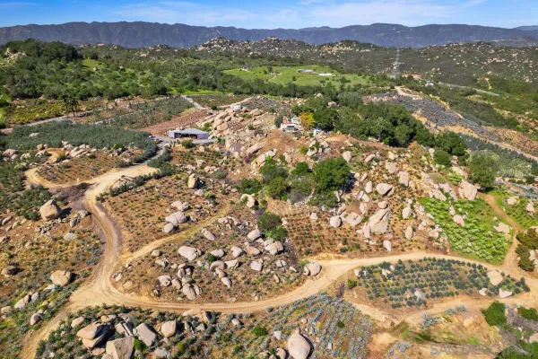$1,400,000 | 39093 Harris Truck Trail, Unit UNKNOWN, Fallbrook, CA 92028
