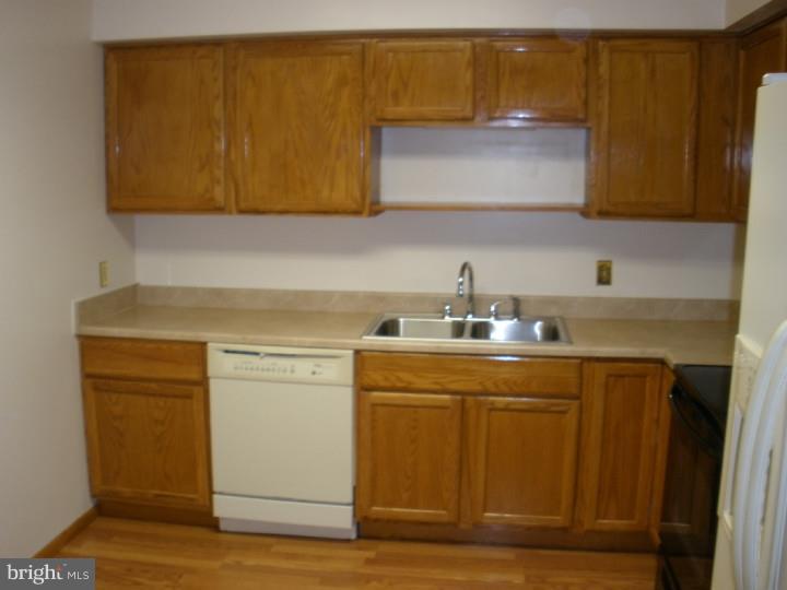 129 Valley Stream Lane Wayne, PA 19087 - Photo 4 of 6 Kitchen