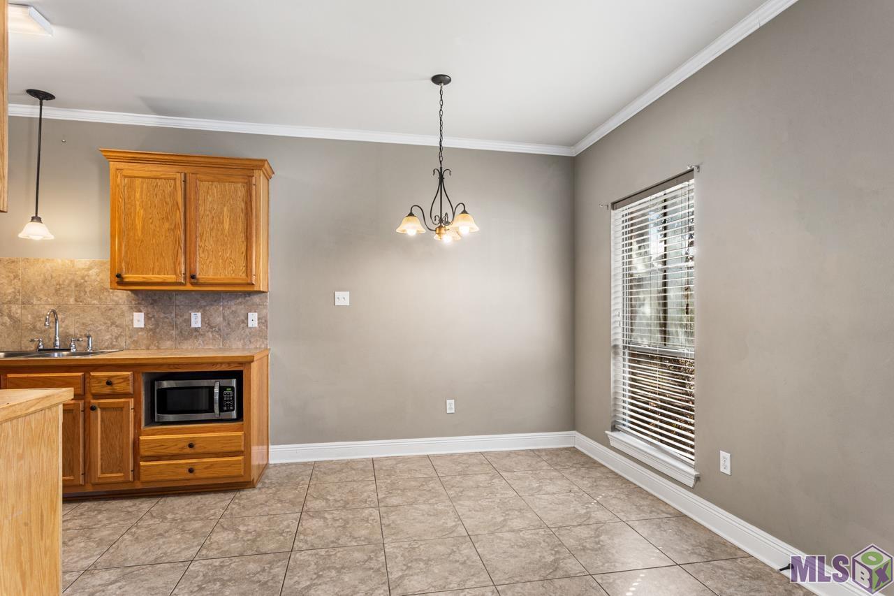 808 Meadow Bend Drive, Unit D Baton Rouge, LA 70820 - Photo 4 of 9 Dining area