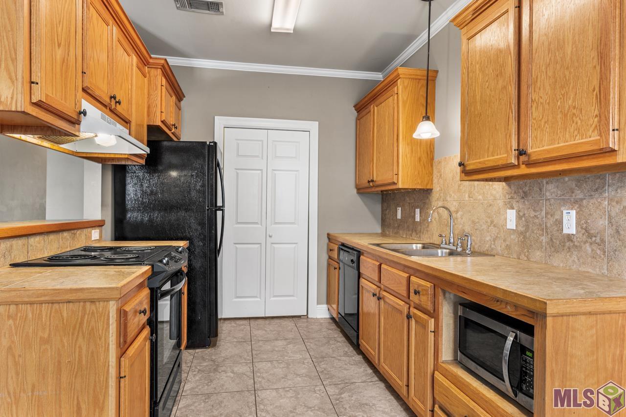 808 Meadow Bend Drive, Unit D Baton Rouge, LA 70820 - Photo 5 of 9 Kitchen