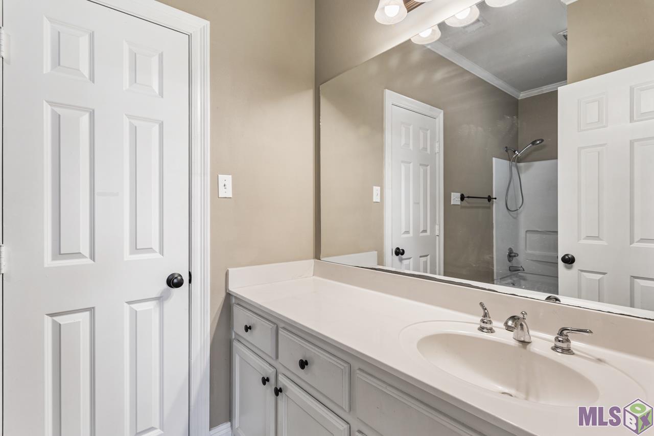 808 Meadow Bend Drive, Unit D Baton Rouge, LA 70820 - Photo 7 of 9 Primary bath